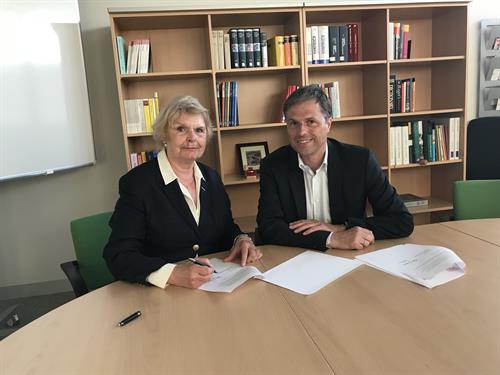 Die Vorstandsvorsitzende der LEPPER Stiftung, Doris G. Lepper, unterzeichnete am 6. Juni 2018 gemeinsam mit Prof. Dr. Horst Peters, Vizepräsident für wissenschaftliche Weiterbildung und Alumni-Management, die Stipendien-Vereinbarung. Foto: HSD